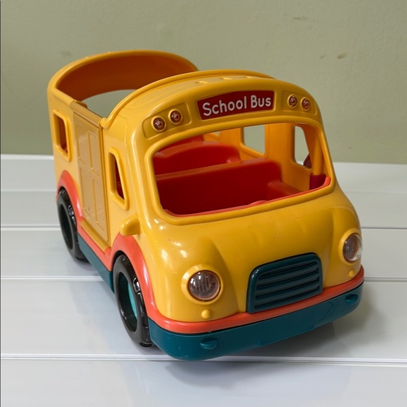 Battat – Light-Up Yellow Bus – 4 Toy Figures – Realistic Sounds – Working - Picture 1 of 5